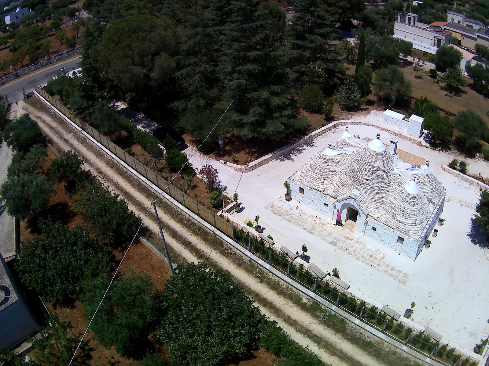 Trulli Comunicanti, Restaurati con Antico Camino, Ulivi Secolari.